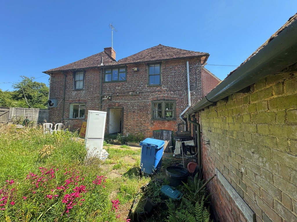 Lot: 107 - PERIOD FREEHOLD FREEHOUSE ON 1.5 ACRE PLOT WITH POTENTIAL - Rear elevation